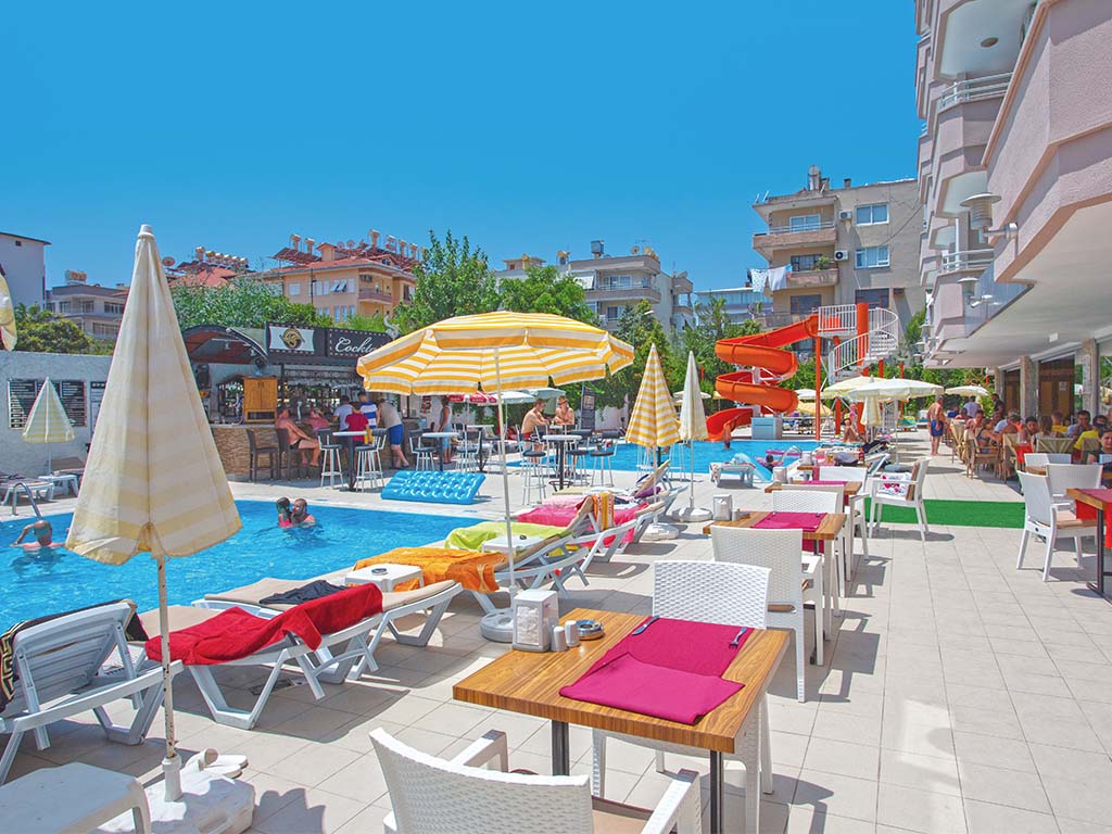 Bassengområdet og uteserveringen