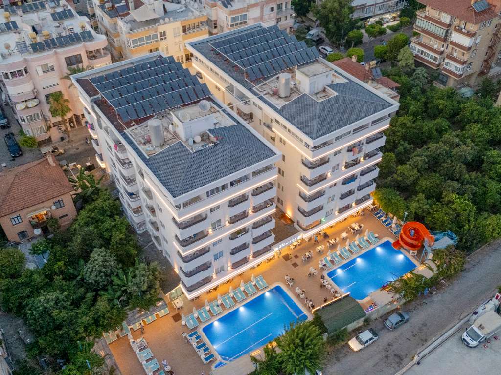 Bassengområdet og hotellet