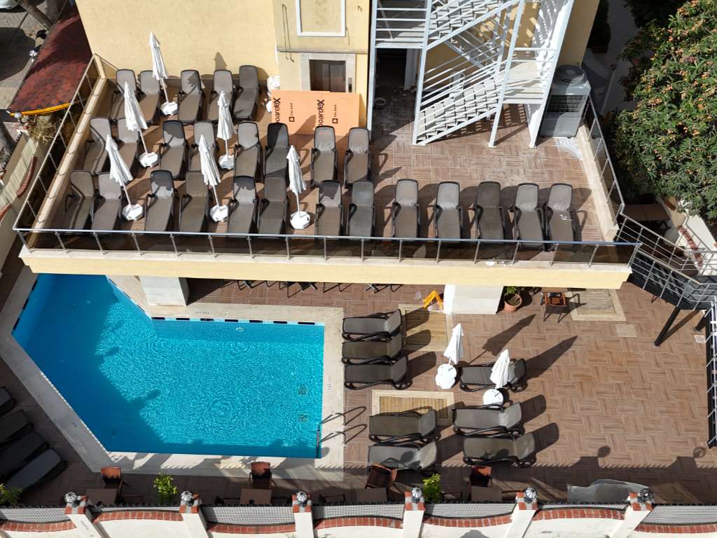 Hotellets mindre basseng ved snackbaren