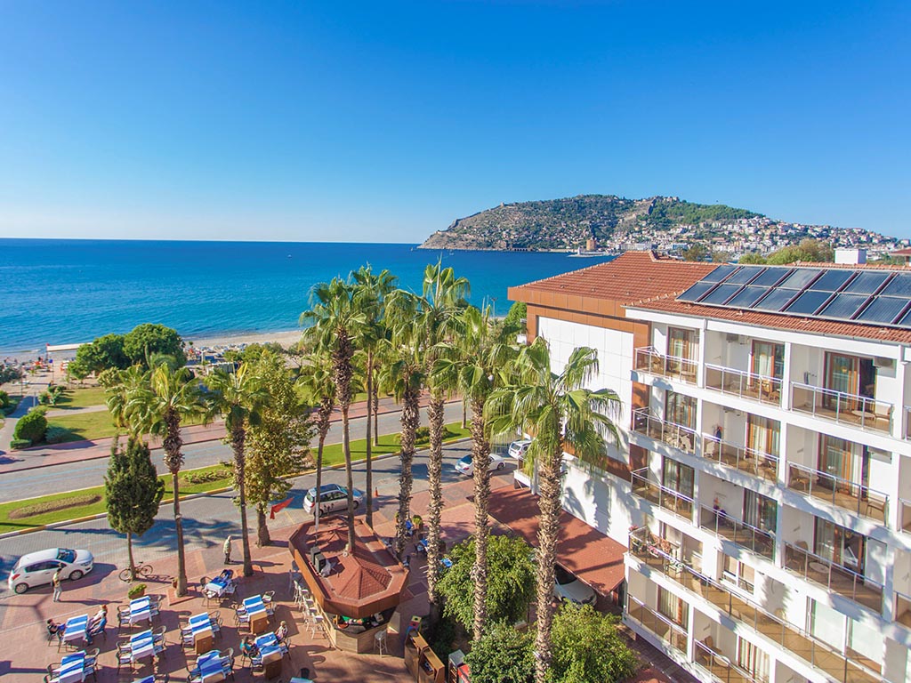 Hotellets omgivelser og stranden