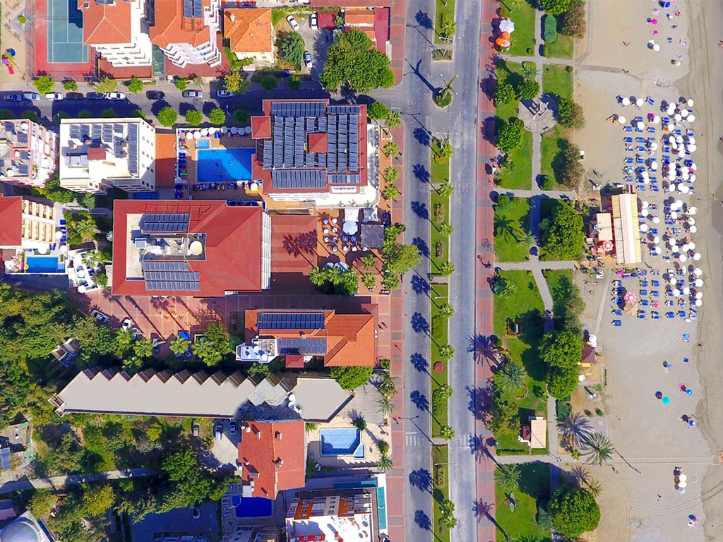 Hotellets omgivelser og stranden