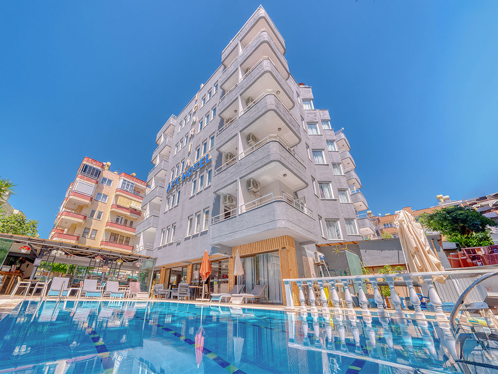 Bassengområdet og hotellets fasade