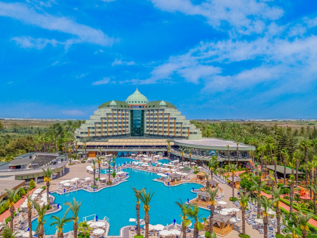 Hotellet med tilhørende bassengområde