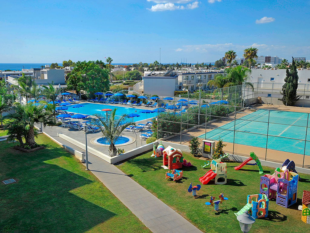 Bassengområdet og lekeplassen