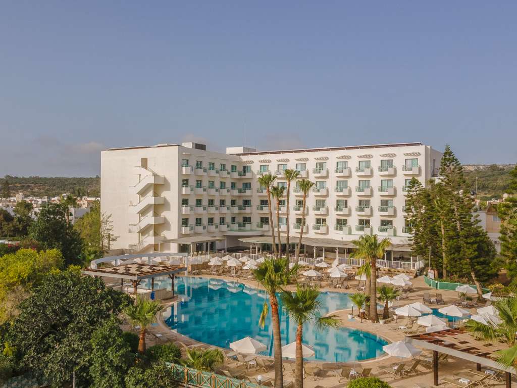 Hotellet og bassengområdet