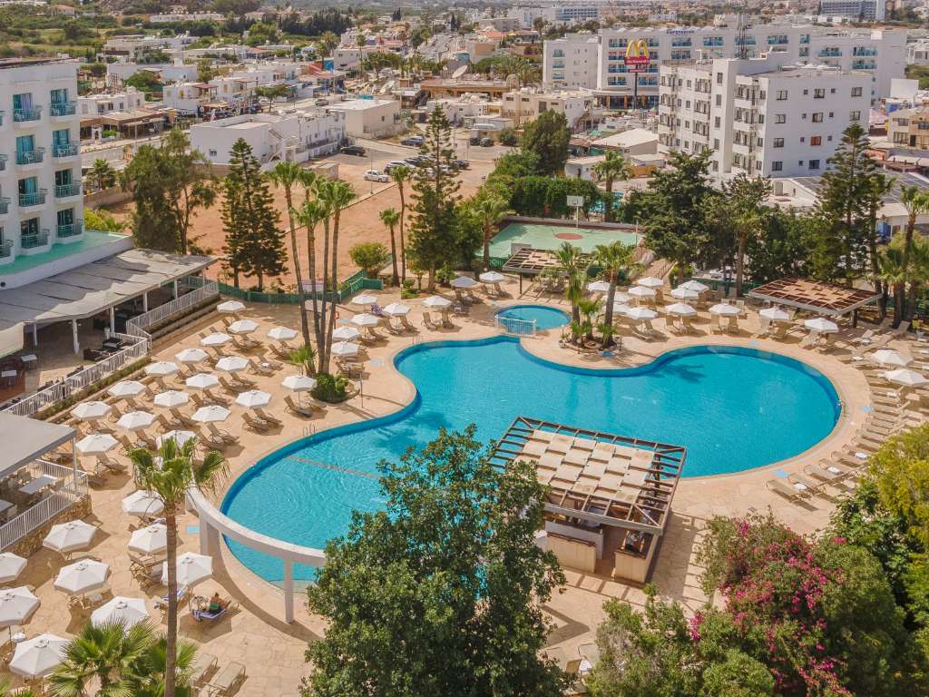 Hotellet og bassengområdet