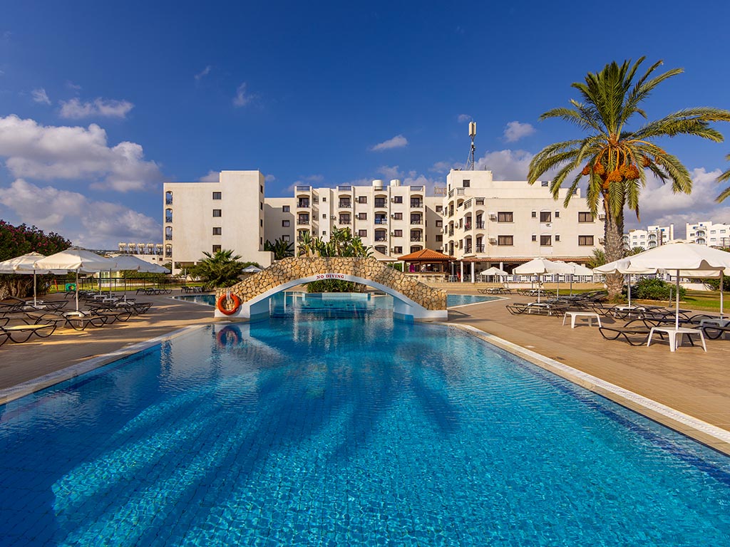 Hotellet og bassengområdet