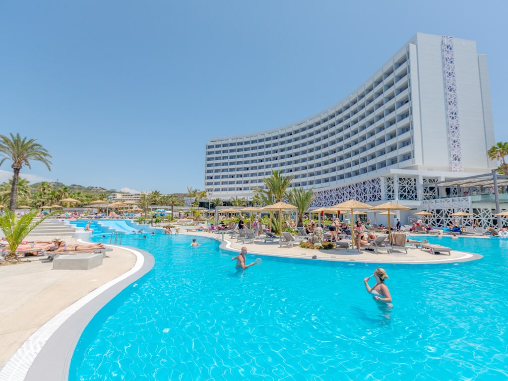 Aktivitetsbassenget og hotellet