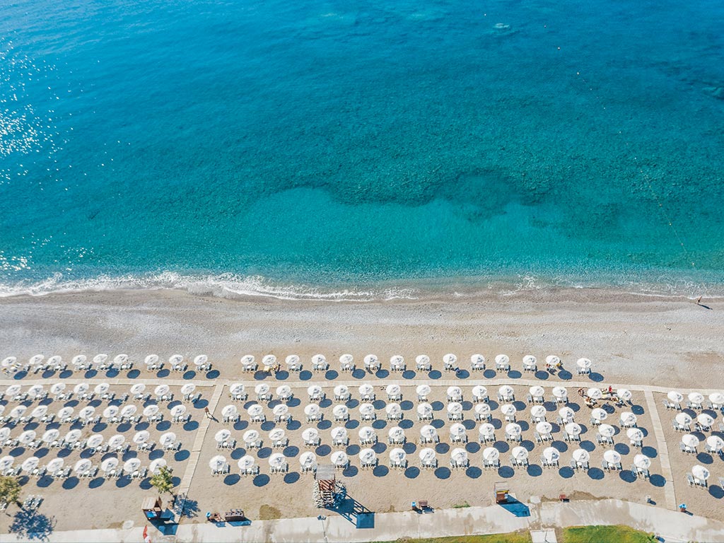 Stranden foran hotellet