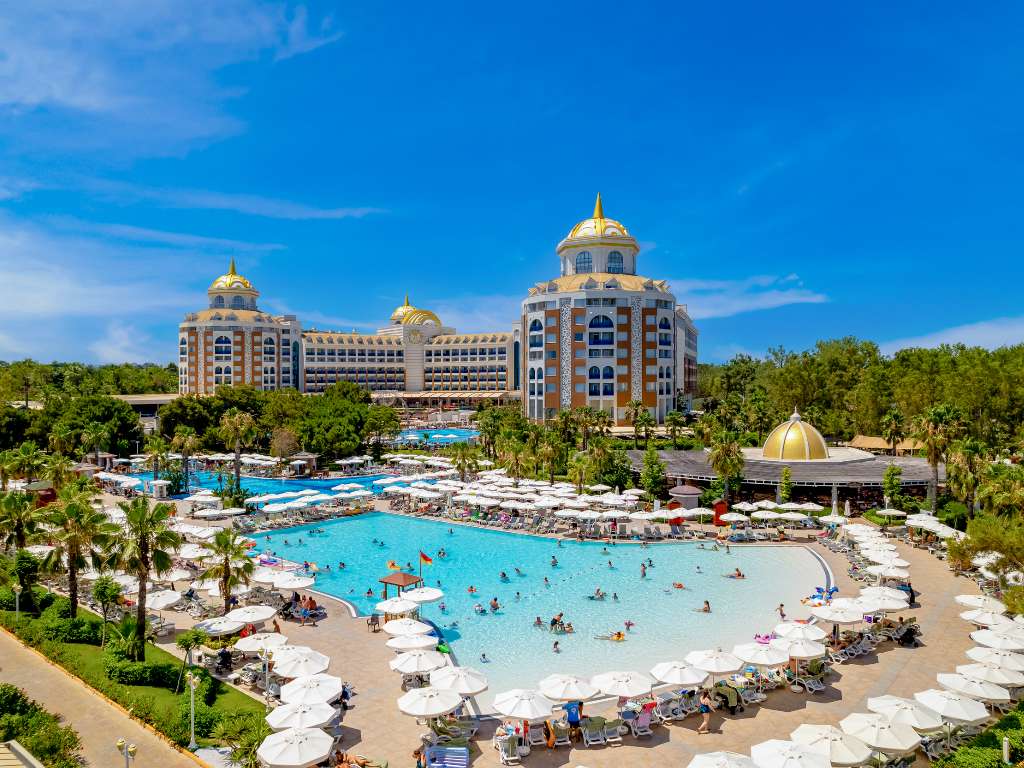 Hotellet og bassengområdet