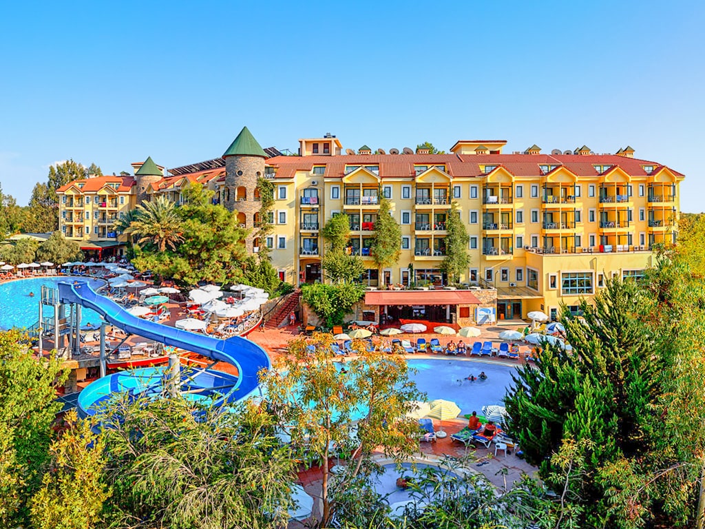 Bassengområdet og hotellet